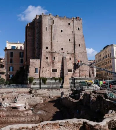 Derrumbe en Roma: Un trabajador grave tras el colapso de la Torre dei Conti en el centro histórico.