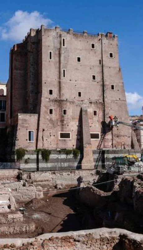 Derrumbe en Roma: Un trabajador grave tras el colapso de la Torre dei Conti en el centro histórico.