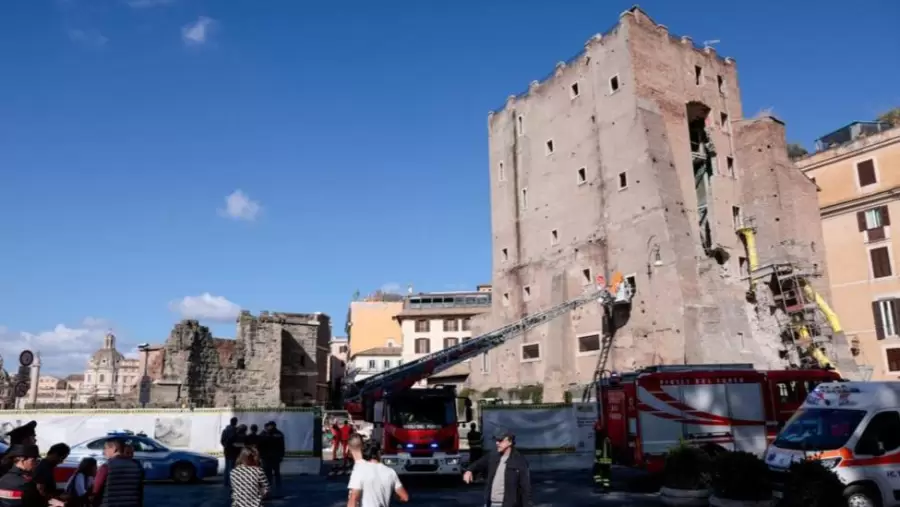 Derrumbe en Roma: Un trabajador grave tras el colapso de la Torre dei Conti en el centro histórico.