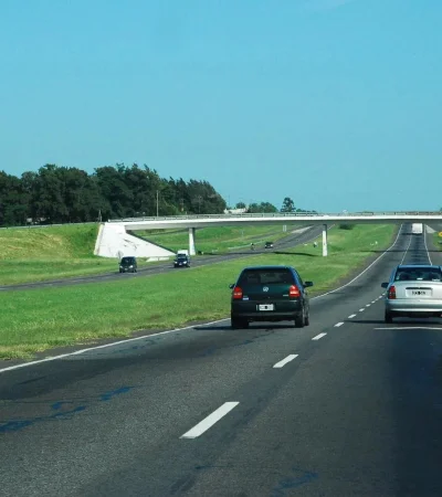 El Gobierno nacional anuncio que lanzará una licitacion pública nacional e internacional para privatizar nuevos tramos de autopistas y rutas.