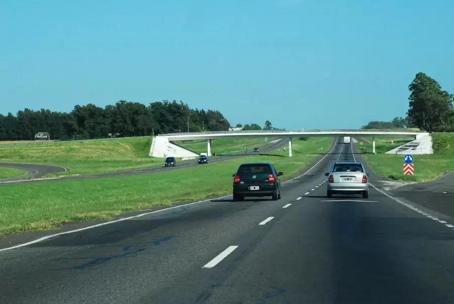 El Gobierno nacional anuncio que lanzará una licitacion pública nacional e internacional para privatizar nuevos tramos de autopistas y rutas.