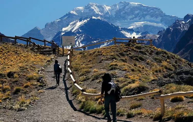 Para los visitantes que solo buscan admirar la montaña, el parque ofrece diversas opciones. El trekking es una de ellas.