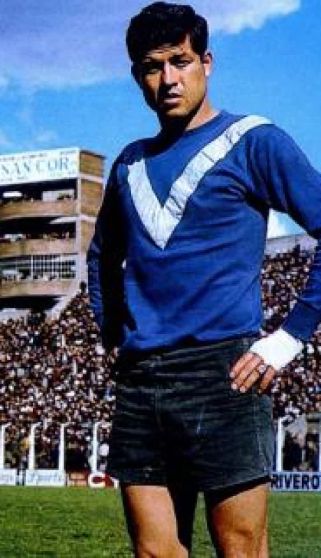 Daniel Willington y toda la pose de crack en su amado Vélez