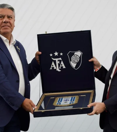 Chiqui Tapia le entregó una distinción al nuevo presidente.