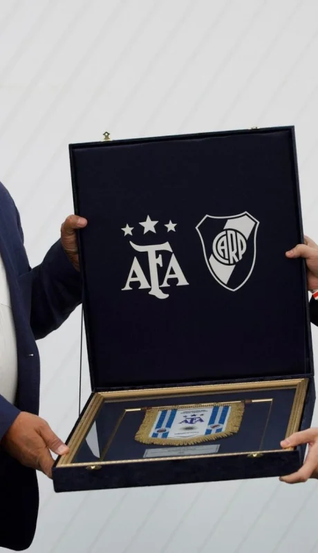 Chiqui Tapia le entregó una distinción al nuevo presidente.