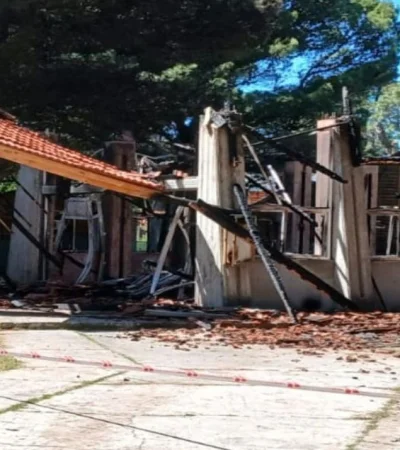 Fuentes policiales confirmaron que el fuego consumió por completo las instalaciones.