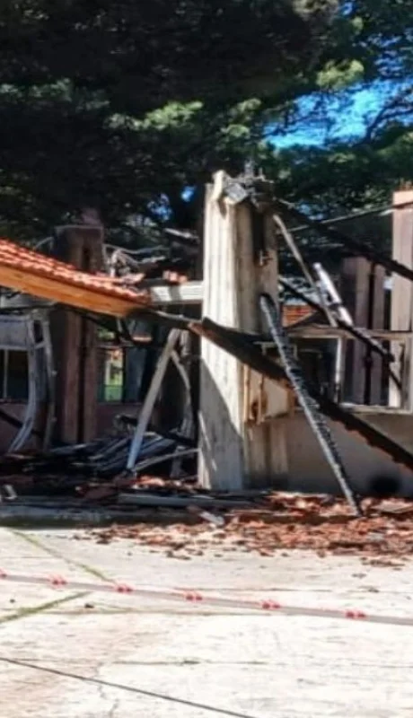 Fuentes policiales confirmaron que el fuego consumió por completo las instalaciones.