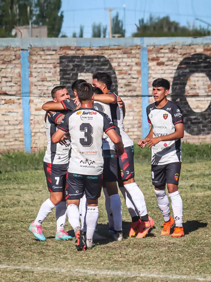 El festejo de los hombres de FADEP tras el triunfo ante La Dormida