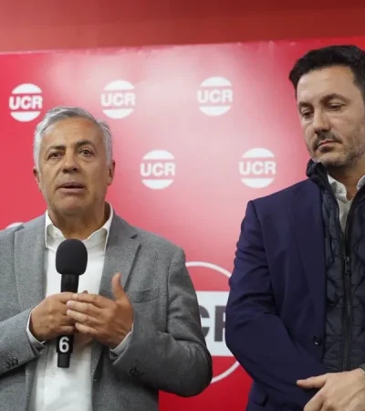 El gobernador Alfredo Cornejo junto a Luis Petri en un acto de la UCR. (Foto: web)