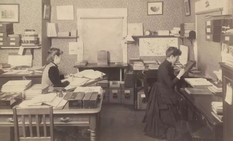 Williamina Fleming en plena actividad.