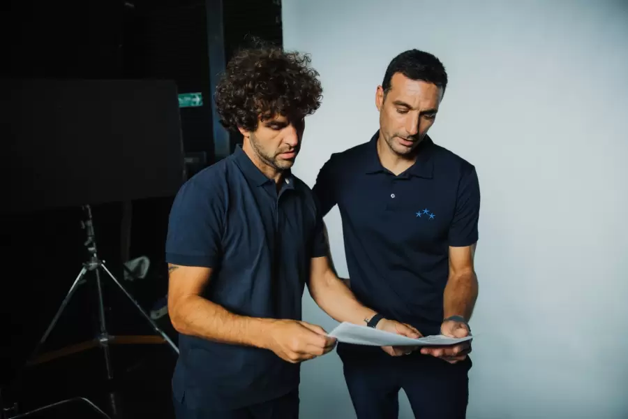 Diego Peskins, productor ejecutivo de Virgen Films, junto a Lionel Scaloni.