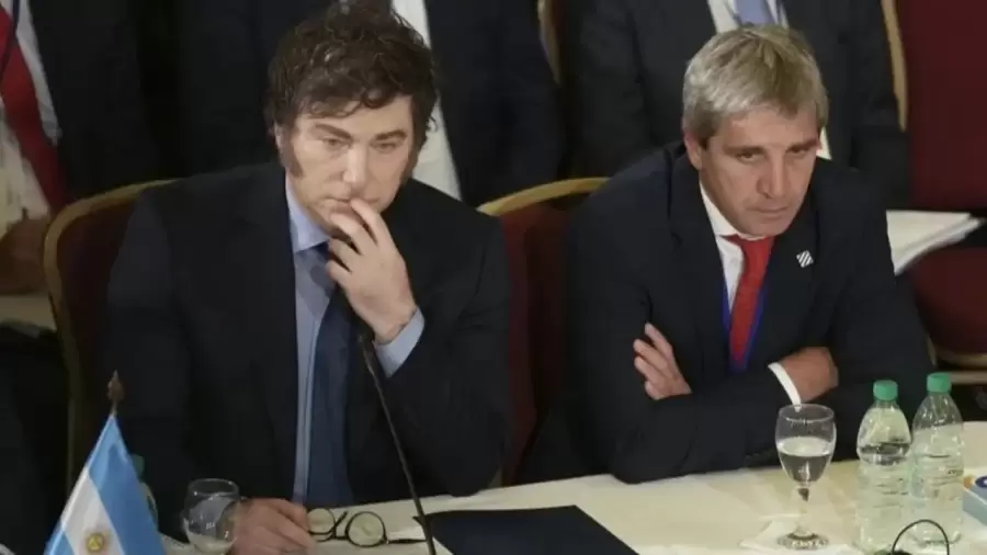 El presidente Milei y el ministro Caputo esperan (Foto: web)