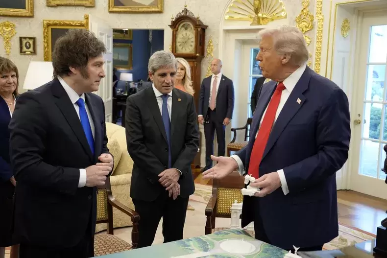 Javier Milei, Javier Caputo y Donald Trump.
