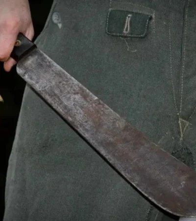 El hombre ingresó visiblemente alterado a la subcomisaría de Villa El Sol, con una herida en la cabeza y un machete en mano.