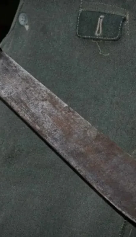 El hombre ingresó visiblemente alterado a la subcomisaría de Villa El Sol, con una herida en la cabeza y un machete en mano.