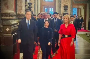 Ding Xuexiang urge a China y Uruguay a consolidar lazos bilaterales y potenciar la inversión