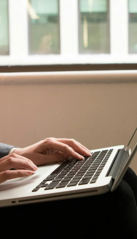 Ya sea para buscar trabajo o reinventarse, es clave adaptarse, ajustar el CV y conectar en redes.