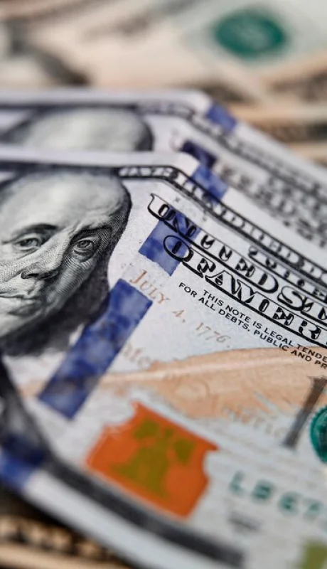 Ahorristas en alerta: el blue cierra como el más caro y las reservas del Central enfrentan un test clave