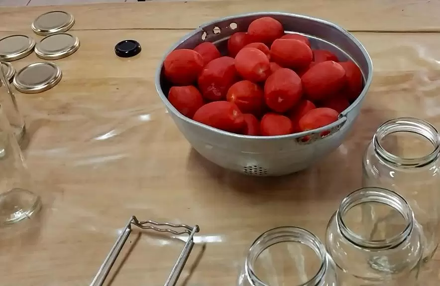 Botulismo en conservas: Advierten que los tomates actuales son menos ácidos y multiplican el riesgo casero.