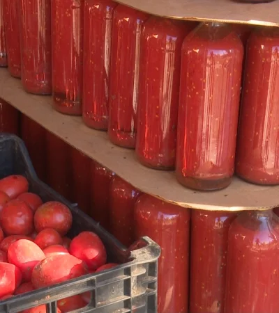 Botulismo en conservas: Advierten que los tomates actuales son menos ácidos y multiplican el riesgo casero.