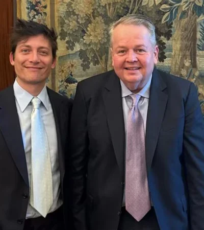 Barry Bennett y Santiago Caputo