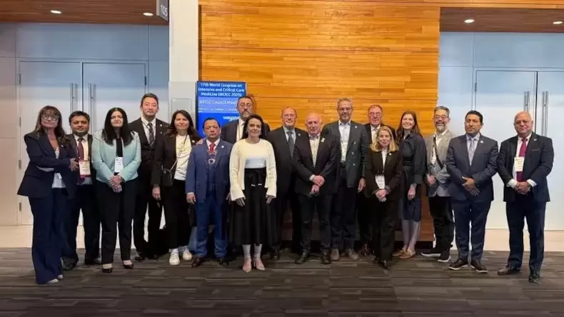 El nuevo consejo de la WFICC durante el Congreso Mundial de Cuidados Intensivos realizado en Vancouver, donde se eligieron las autoridades del período