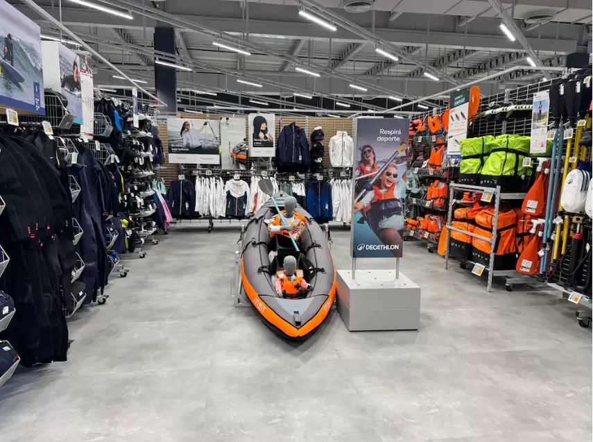 Los productos están separados por disciplina, como se puede observar en esta foto de la sección náutica