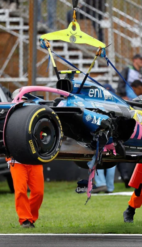 El auto de Colapinto en retirado tras chocar/ Fuente: X