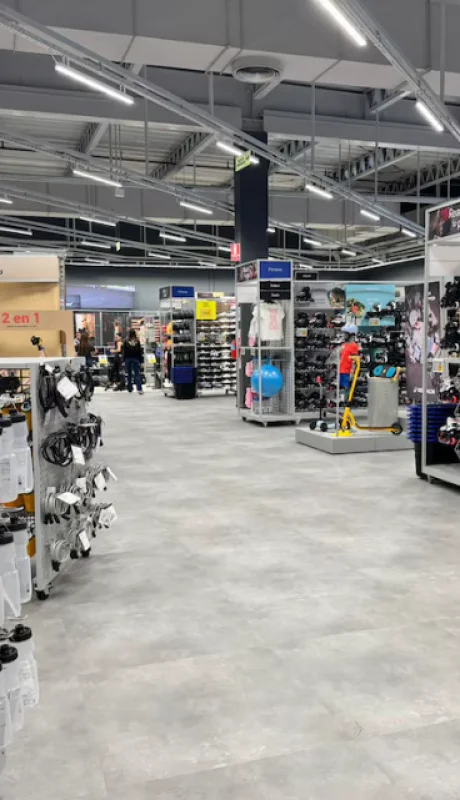 La tienda tiene 3.000 metros cuadrados y unos 5.000 productos de 65 disciplinas