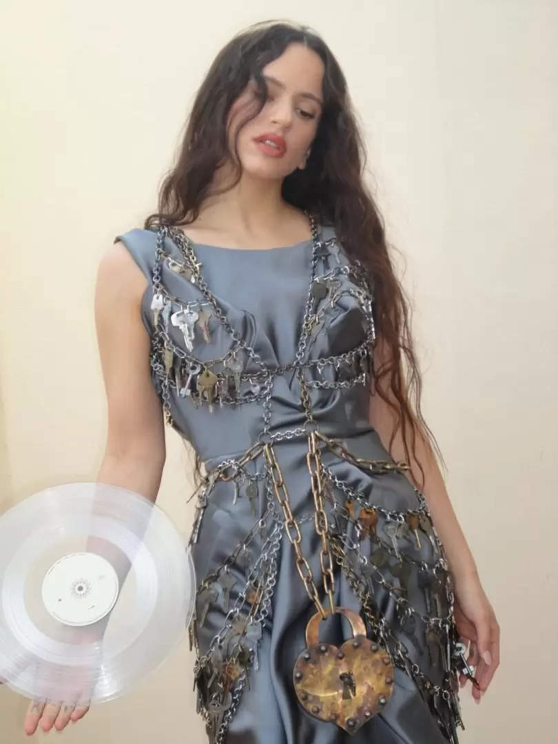 El disco LUX hace una propuesta musical y estética que eleva la vara de la música pop a nivel mundial.