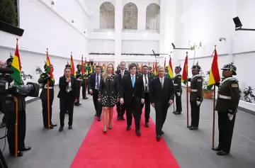 Milei acaparó la atención en Bolivia: así fue su paso por la asunción de Rodrigo Paz Pereira