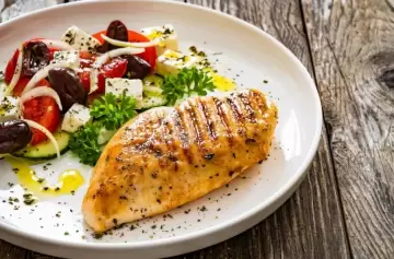 Dime qué cenas y te diré cómo duermes: los alimentos clave según los nutricionistas