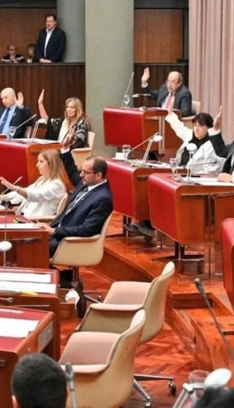 La Legislatura chubutense habilitó la enmienda constitucional que quitará los fueros a funcionarios y sindicalistas.