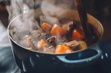 Una sopa infinita en TikTok: el guiso que lleva meses cocinándose y suma miles de fans
