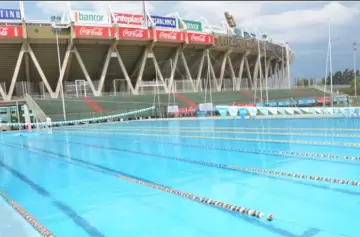 Conmoción en el Kempes: murió un nadador de 73 años en plena competencia de natación