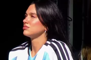 Dua Lipa vivió la pasión del Superclásico entre Boca y River con la camiseta de la Selección argentina