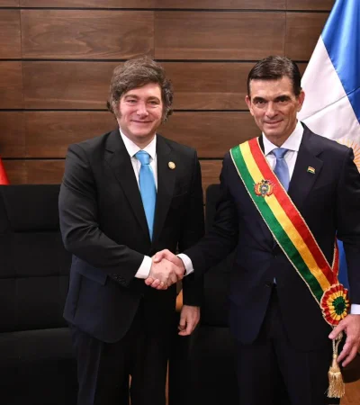 El Presidente Javier Milei junto al Presidente de Bolivia, Rodrigo Paz Pereira, durante la ceremonia de asunción presidencial.