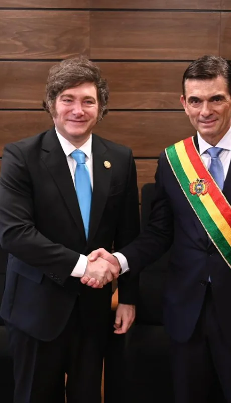 El Presidente Javier Milei junto al Presidente de Bolivia, Rodrigo Paz Pereira, durante la ceremonia de asunción presidencial.