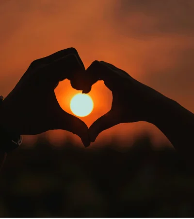 La energía del 11/11, reducida al número 4, ofrece la estructura necesaria para concretar el amor y los proyectos.