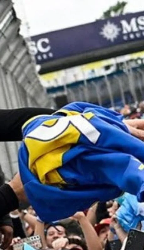 Colapinto y la camiseta de Boca, unidos en Brasil.