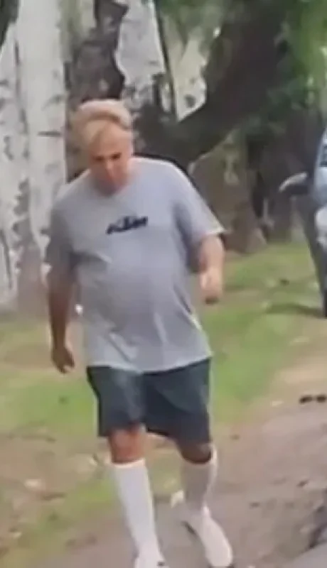 El intérprete mexicano fue captado paseando por el Parque General San Martín de Mendoza junto a una misteriosa mujer.