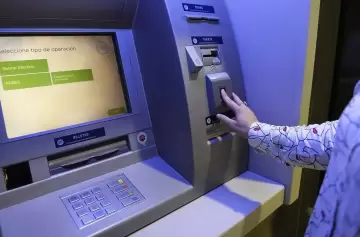 Más rechazos a la insólita propuesta de cobrar un impuesto al retiro de cajeros