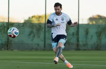 La Selección Argentina, con Lionel Messi, entrenó a puertas abiertas antes de Angola
