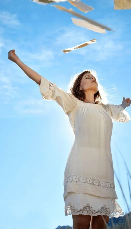 Quizá esta fiebre por dejar ir nos esté volviendo incapaces de sostener nada, ni siquiera el dolor que nos ayuda a crecer.