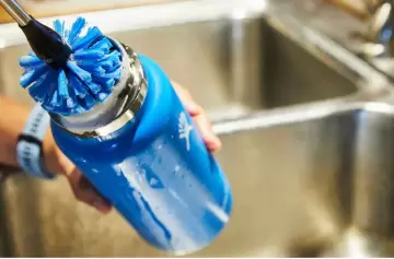 Tu botella de agua puede enfermarte: 3 tips para evitar bacterias