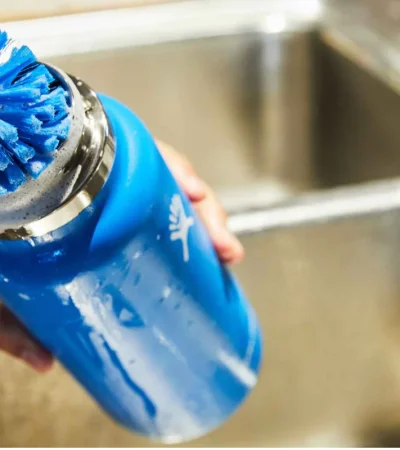 La botella puede parecer limpia, pero los expertos aseguran que puede acumular bacterias, moho y residuos invisibles.