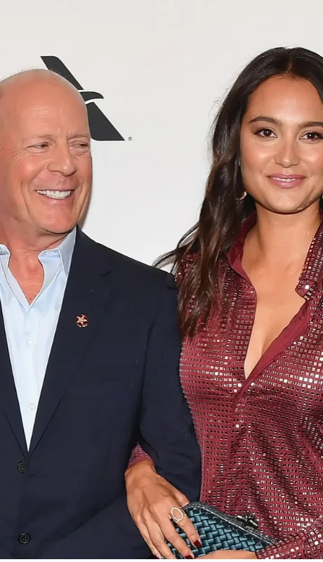 Bruce Willis junto a Emma Heming. El caso del actor fue analizado por Beatriz Goldberg para entender la crisis del cuidador.