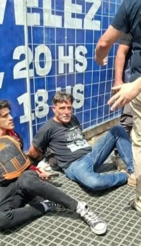 Dos personas fueron detenidas por efectivos de la Policía Federal Argentina, una de ellas el sacerdote Francisco Paco Olivera