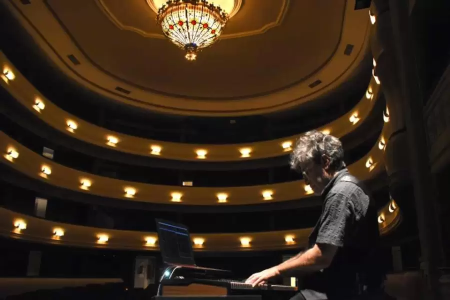 Jorge Martín ejecuta la música en vivo