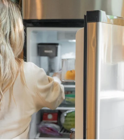 Organizar mal la heladera no solo arruina tus alimentos: también puede poner en riesgo tu salud.